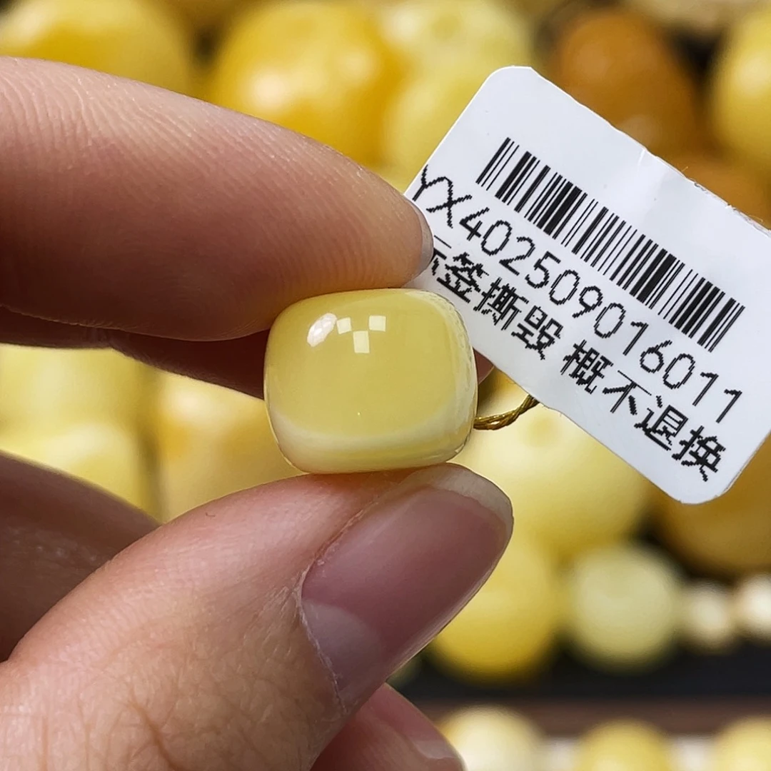 琥珀未镶嵌珠宝奇石11.9*9.9mm奶白浓蜡拉丝溏心蛋 瑕