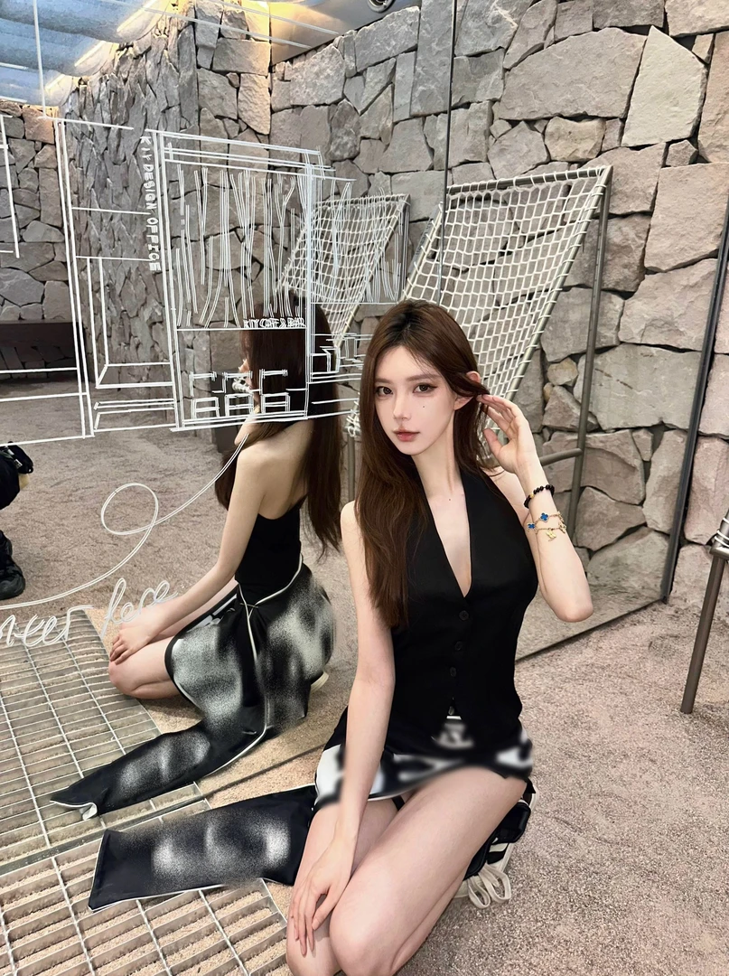 2025夏季新款高级感修身显瘦挂脖马甲背心配高腰短裤叠穿印花飘带