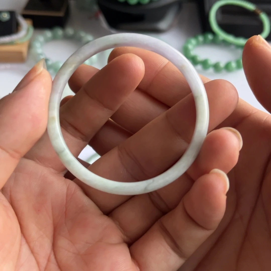 婷****翡翠未镶嵌手镯福利52.8