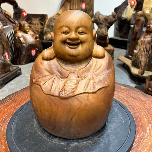 《福在眼前》香樟木创意弥勒桌面摆件