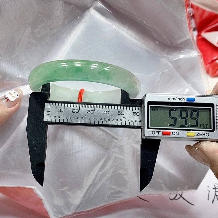 翡翠手镯未镶嵌4。