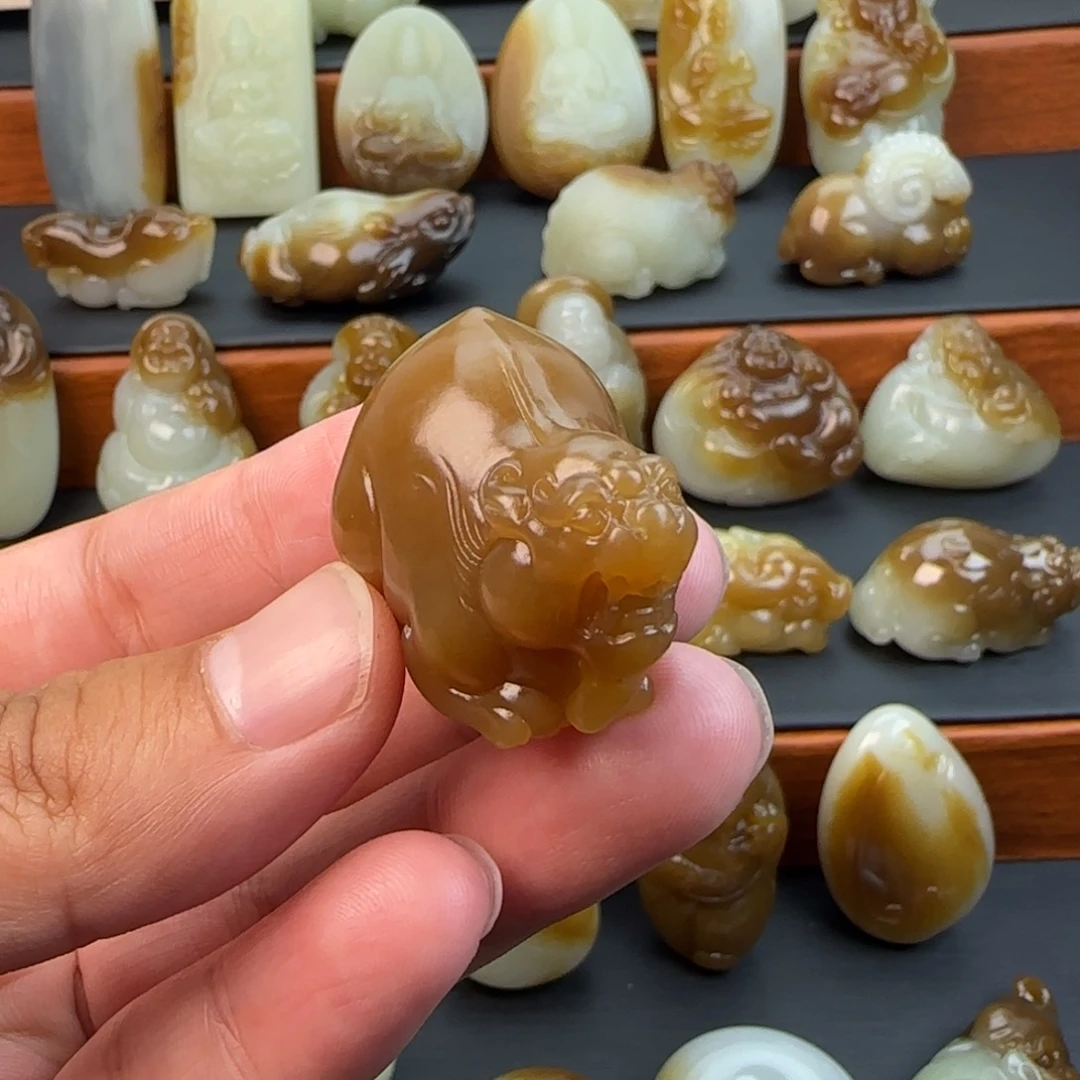 和田玉（糖玉）颈饰未镶嵌和***玉