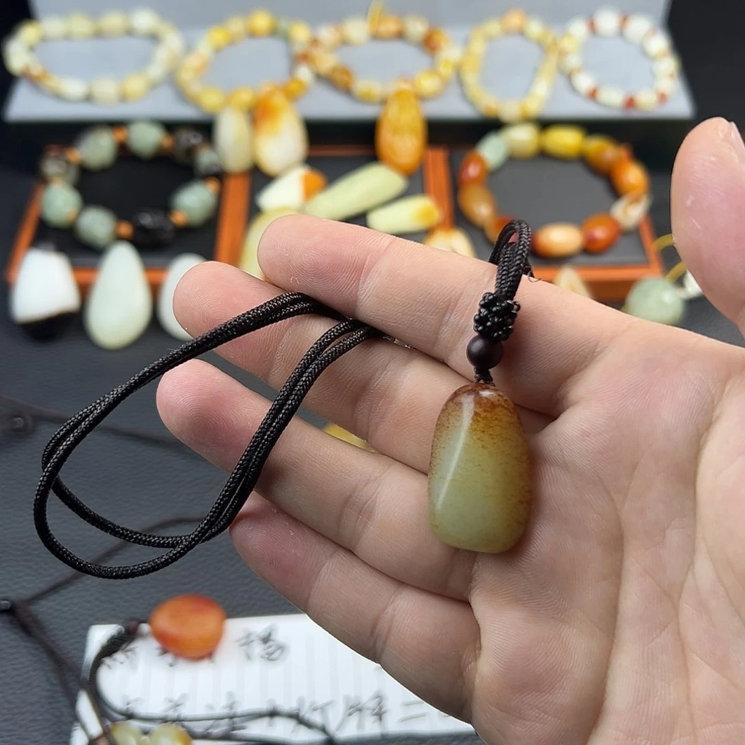 和田玉吊坠(赠链)未镶嵌八***果