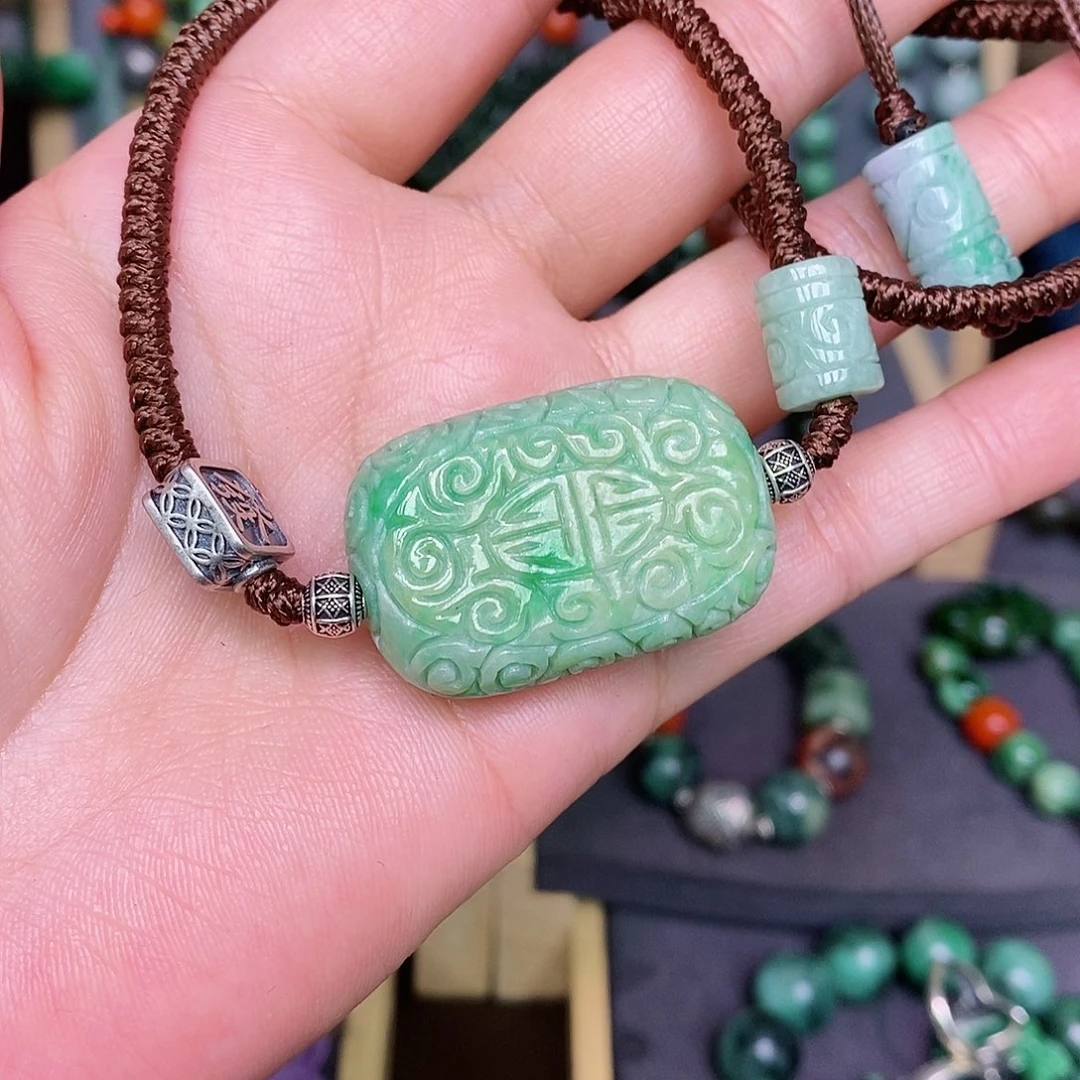 翡翠颈饰未镶嵌漂亮美眉