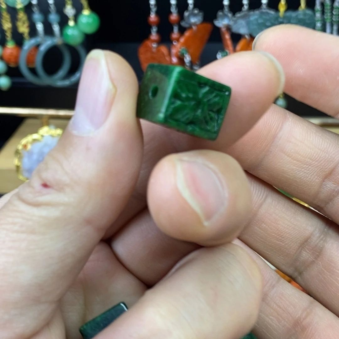 颈饰未镶嵌翡翠吊坠