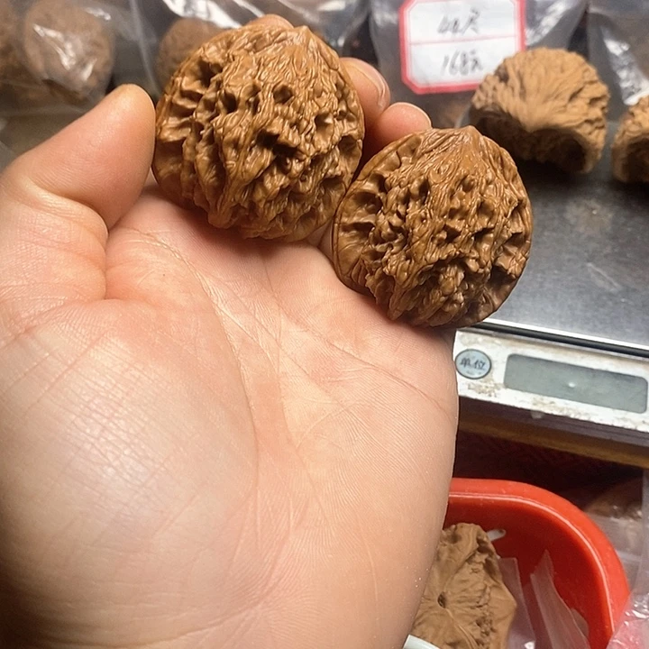 桃核把件四***?麦穗虎头