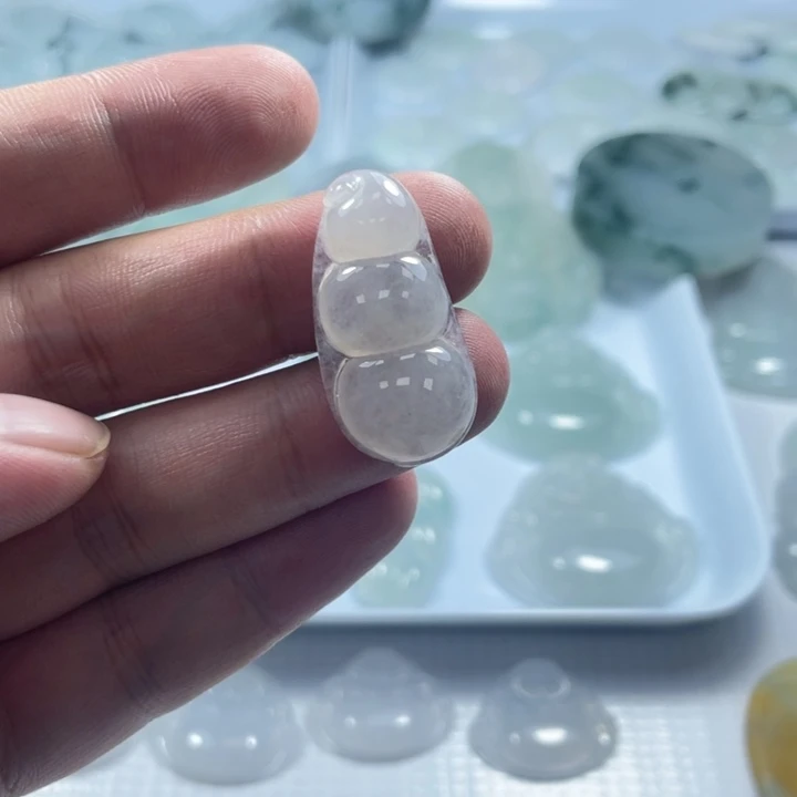 翡翠未镶嵌颈饰豆子