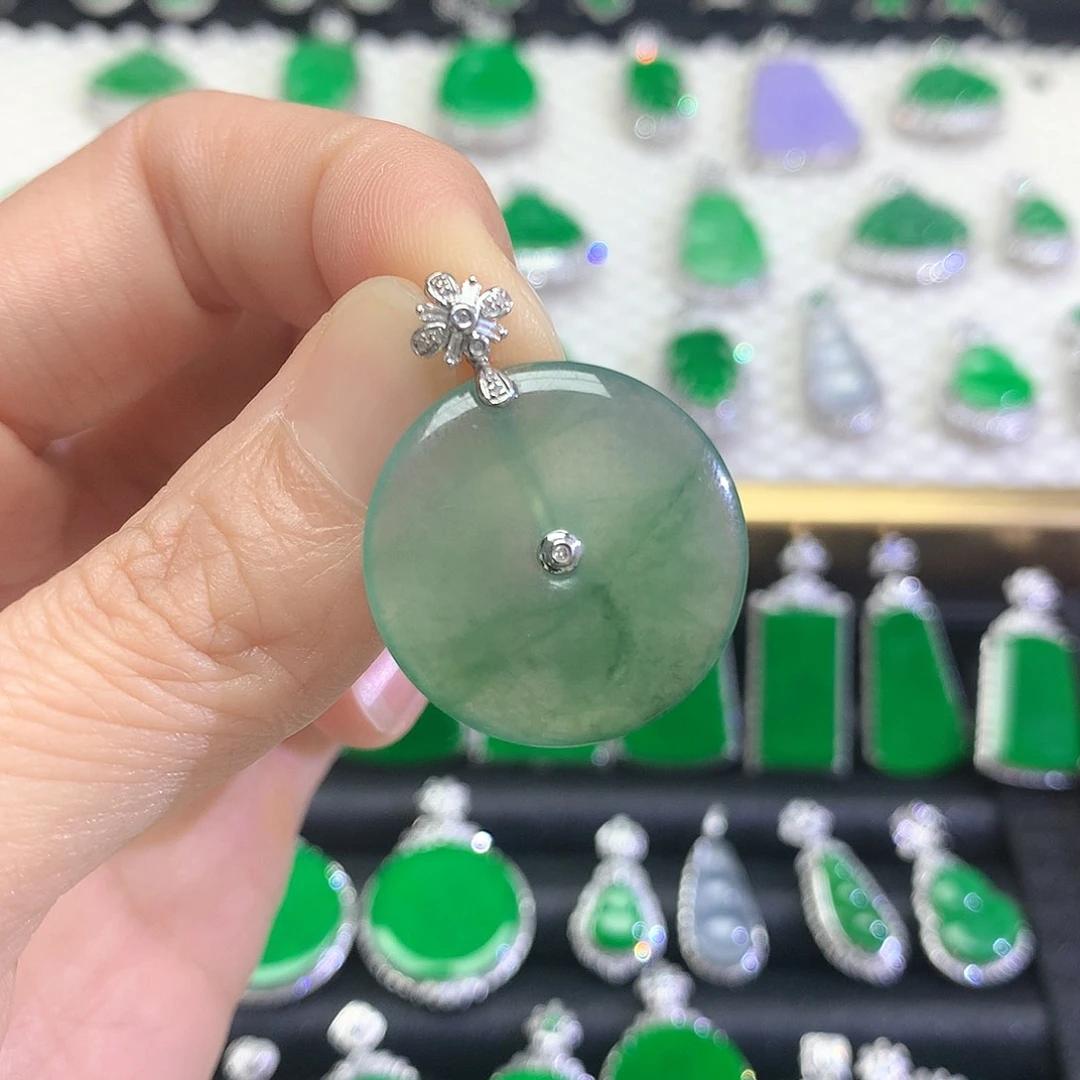 颈饰18K金镶嵌翡翠吊坠