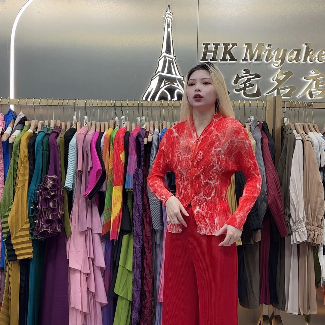 套头红色柳条外套