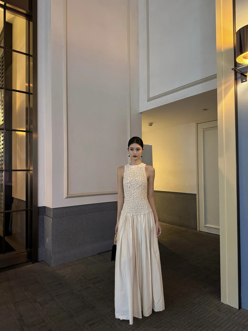 HEYI【编织时光】圆领无袖立体纹理小众设计拼接褶皱显瘦连衣裙