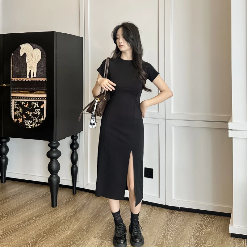 黑色连衣裙女2025夏季新款修身显瘦褶皱收腰气质开叉小黑裙