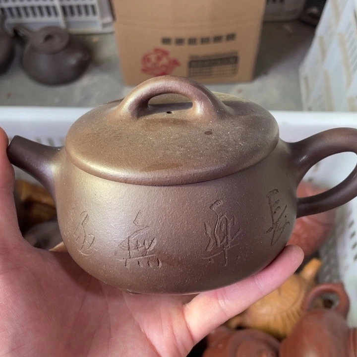 老厂紫砂壶一件。