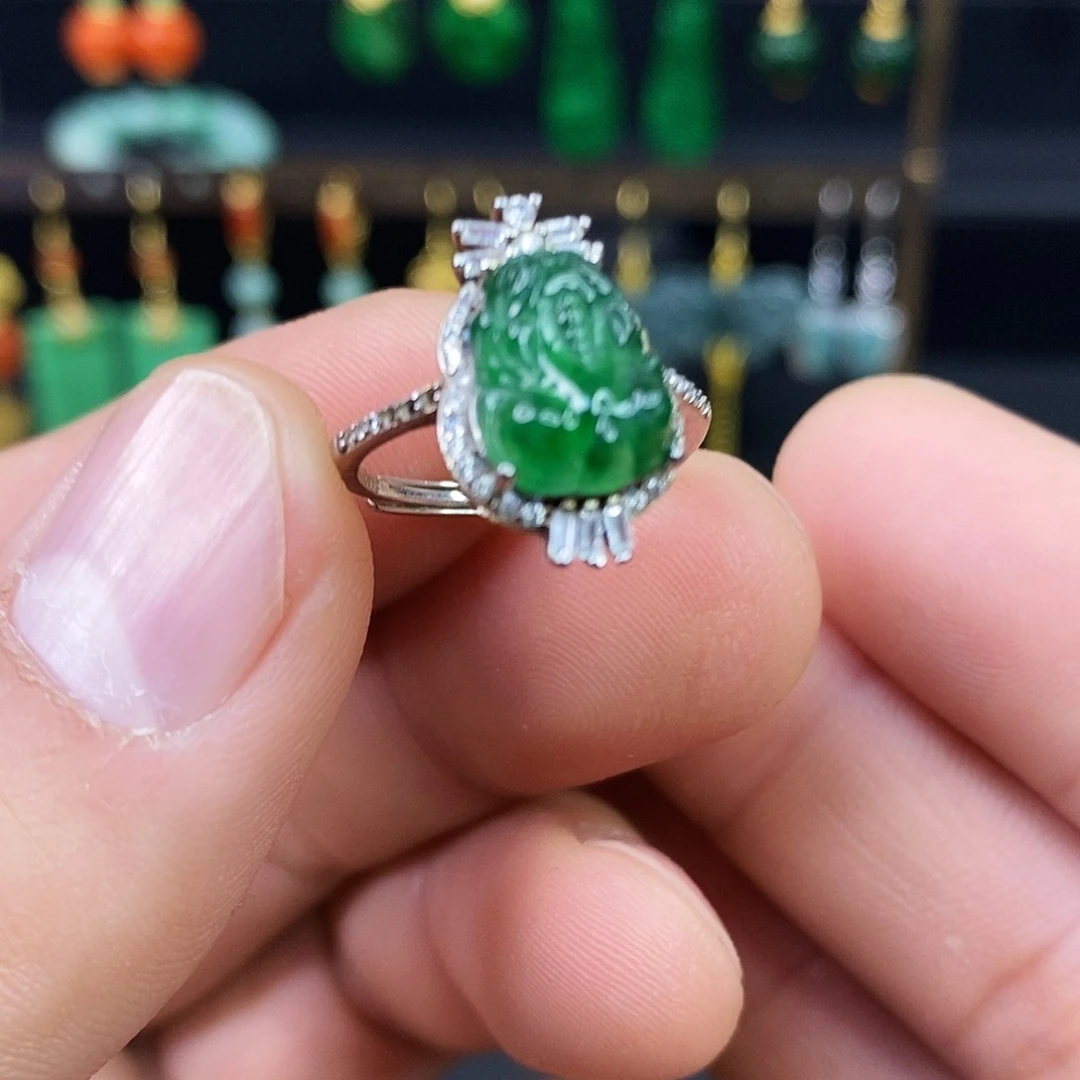 颈饰未镶嵌翡翠戒指