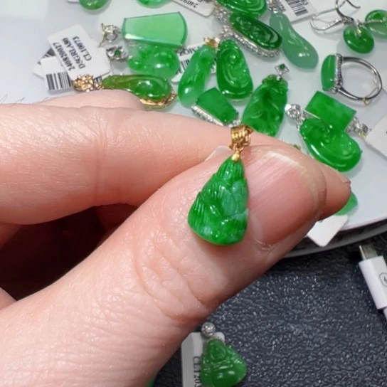 颈饰18K金镶嵌翡翠