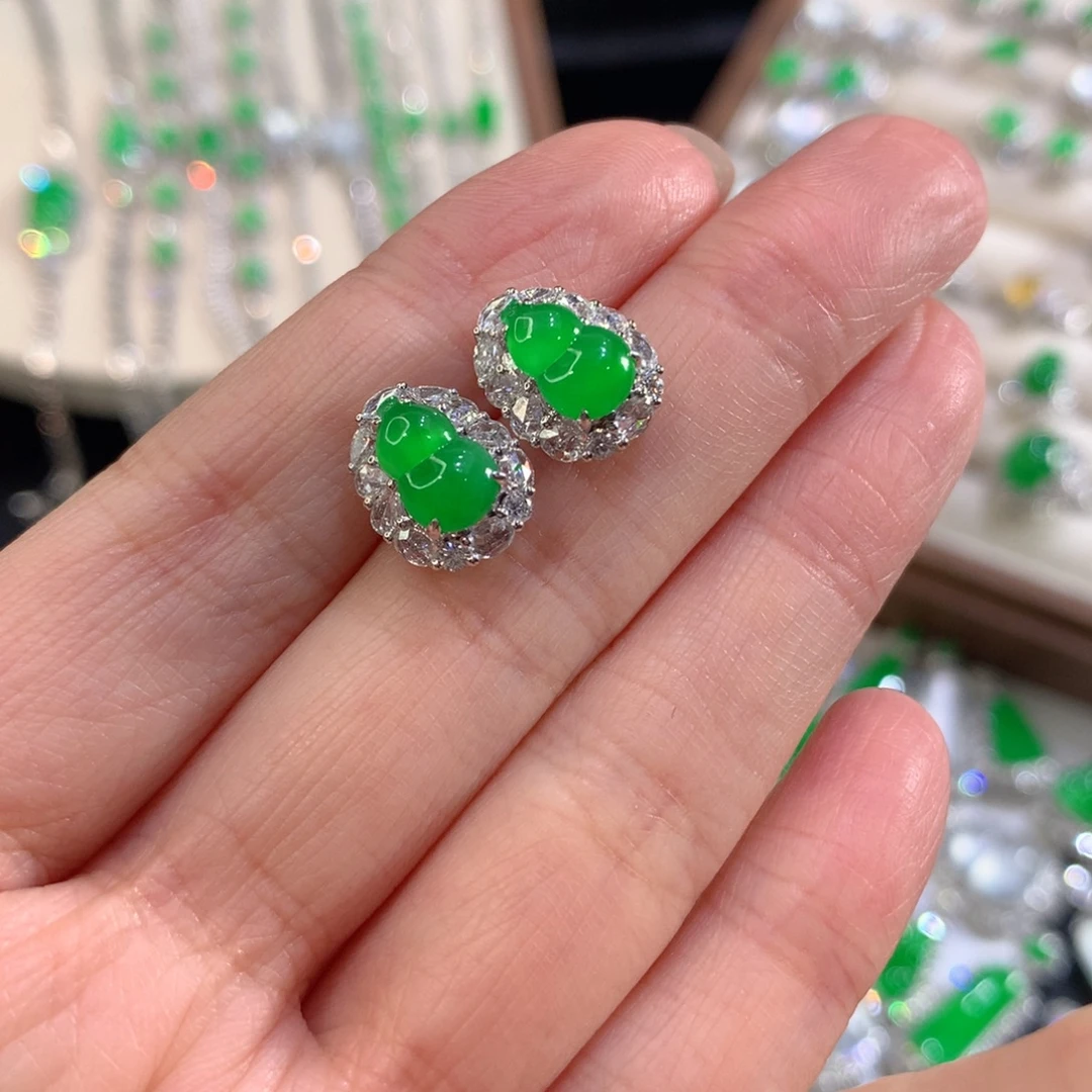 翡翠18K金镶嵌颈饰葫芦