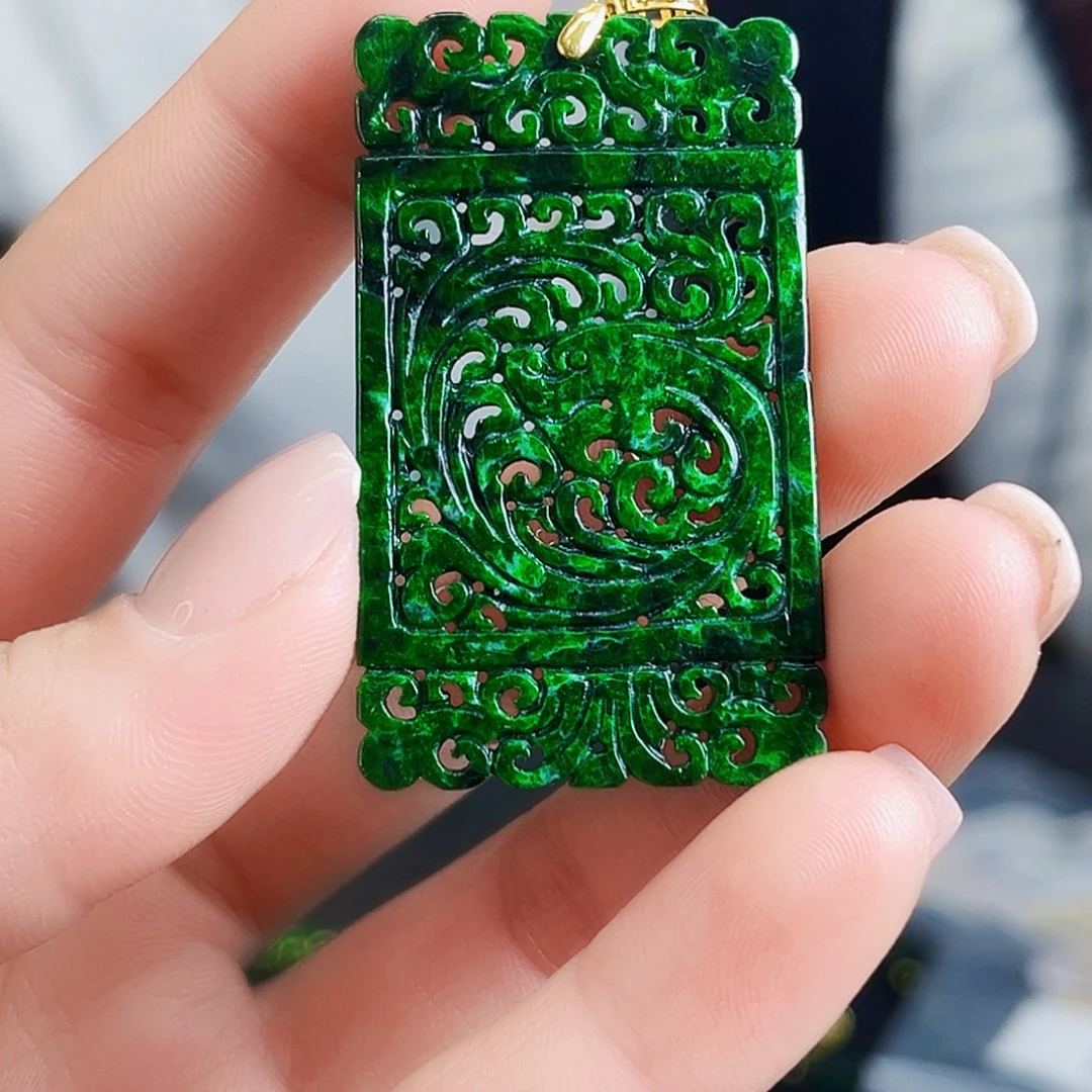 颈饰18K金镶嵌翡翠多样性