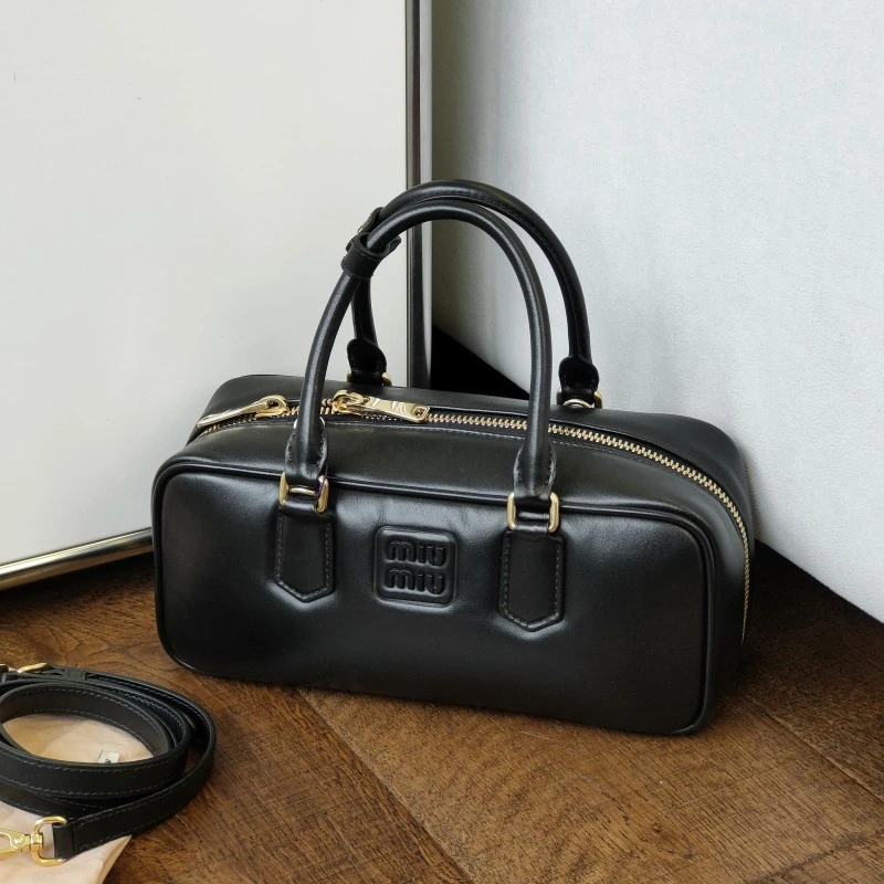 95新 MIU MIU/缪缪 Azul-黑金牛皮保龄球中号手提斜挎包/52033