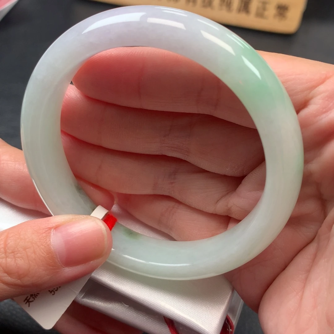 翡翠未镶嵌手镯55圈口淡春彩