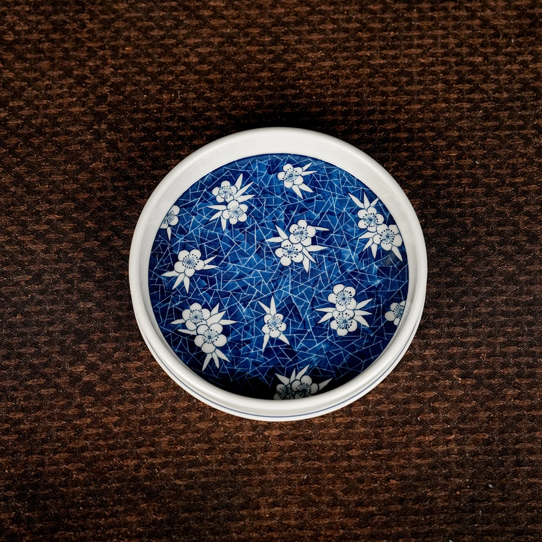 【景墨春风】手工手绘二号釉青花蓝地冰梅壶承直径17cm