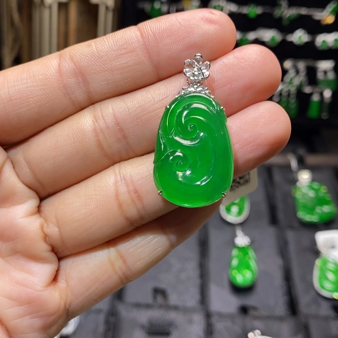 颈饰18K金镶嵌翡翠如意吊坠