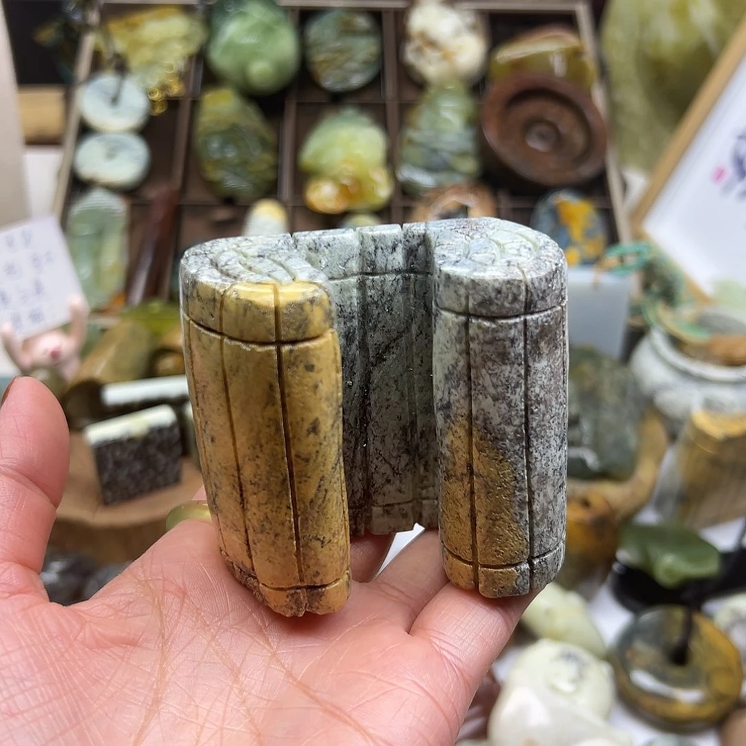 岫岩河磨玉（透闪石质玉）未镶嵌颈饰河磨玉书笺