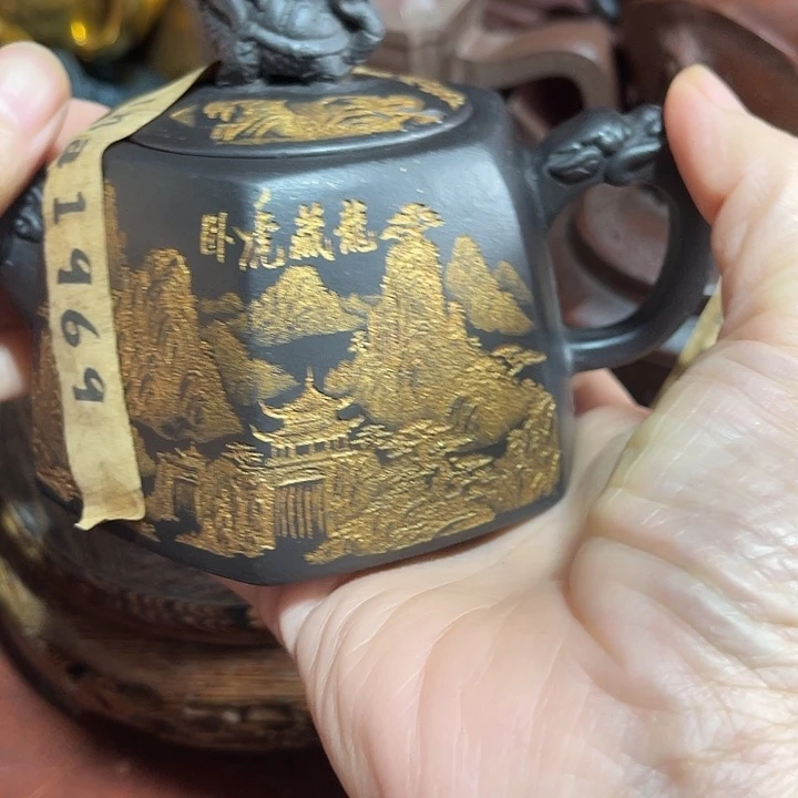 紫砂茶壶原矿泥料手工制作的一把紫砂壶。