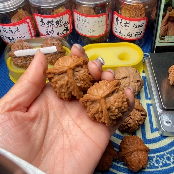 爱***子桃核吊坠三棱核桃