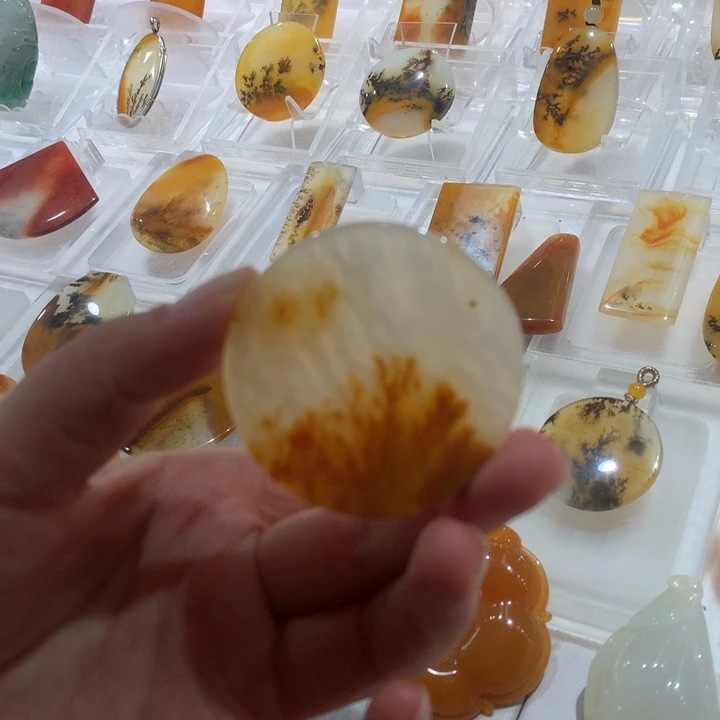 石英质玉（黄龙玉）未镶嵌颈饰
