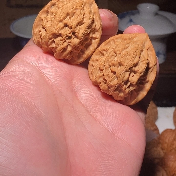文玩核桃手把件梨木台