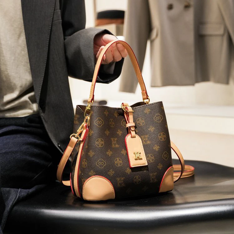 包包时尚百搭抽绳水桶包单肩包轻奢女士小众潮流经典挎包