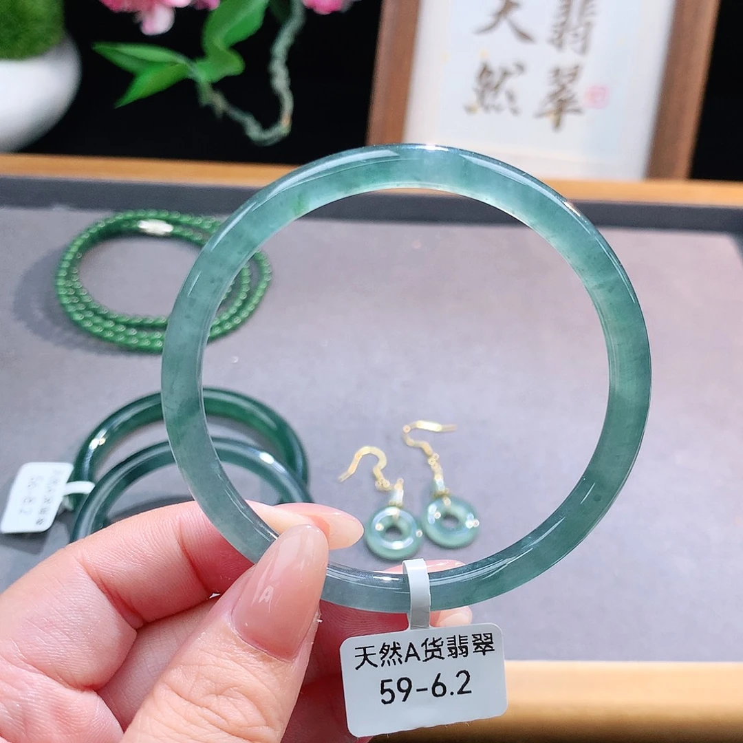 未镶嵌手镯（圆镯）翡翠