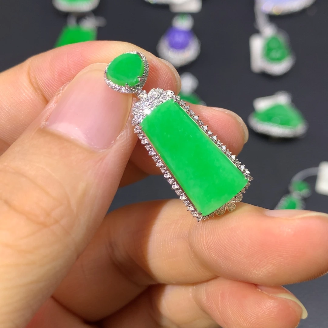 翡翠18K金镶嵌颈饰窝*翡翠