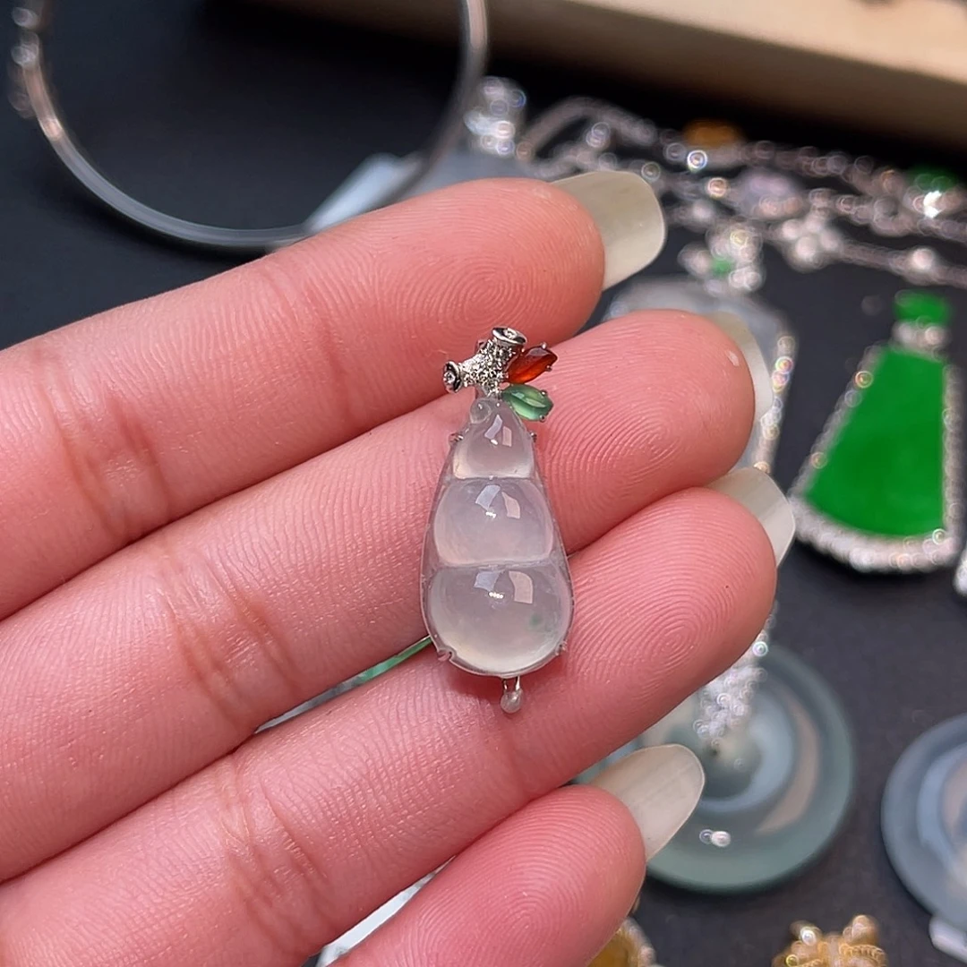 翡翠18K金镶嵌颈饰豆子