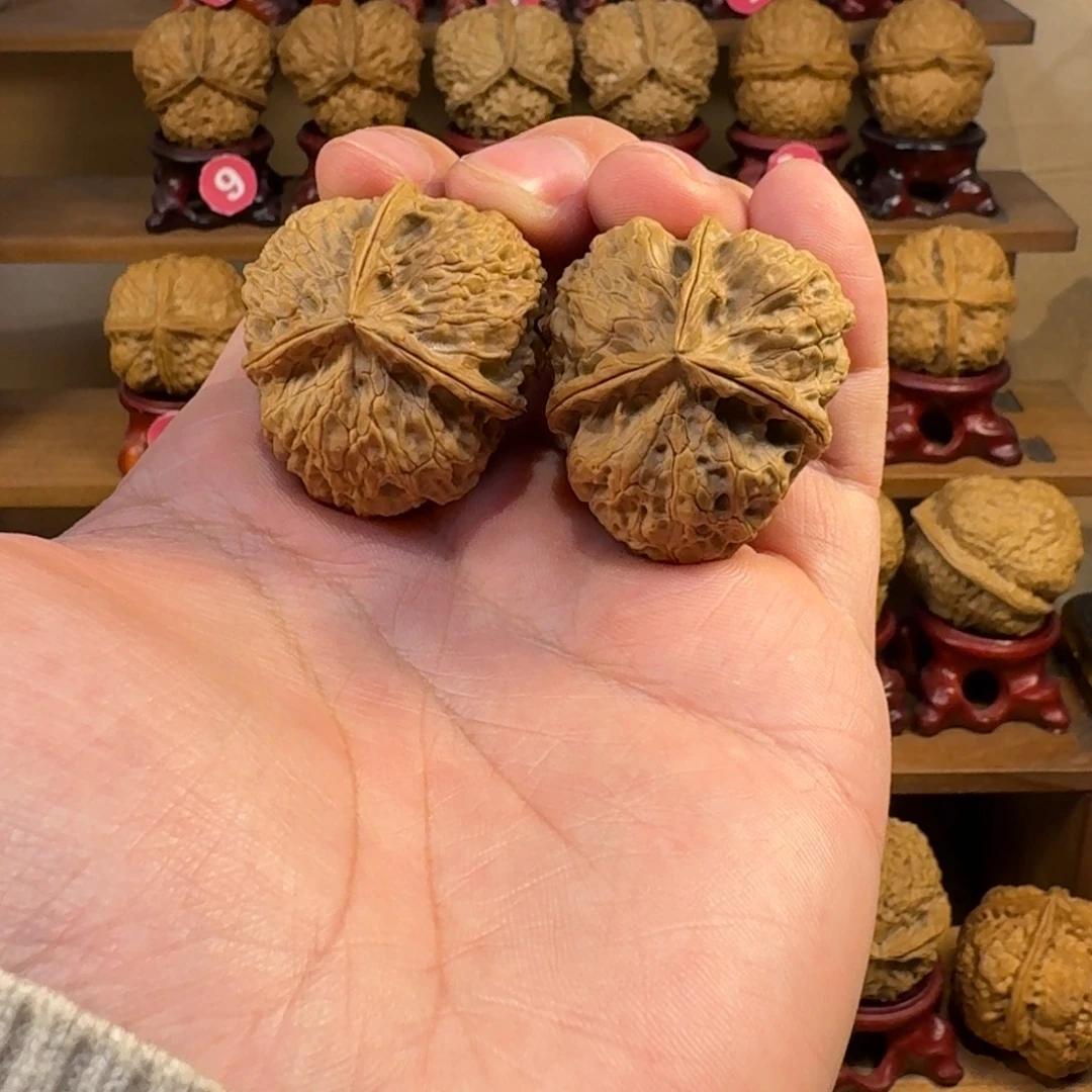 小***学铁核桃把件战斧三棱奔驰