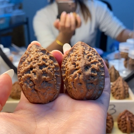 桃核把件麒麟绣花鞋