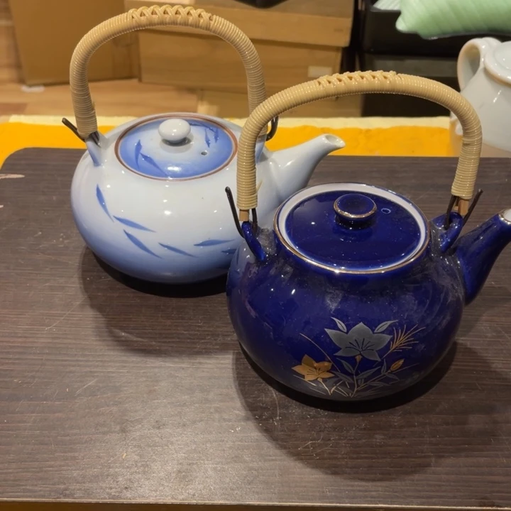 两只球孔提梁壶未使用