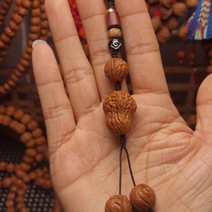 木质类龙纹桃枭挂件