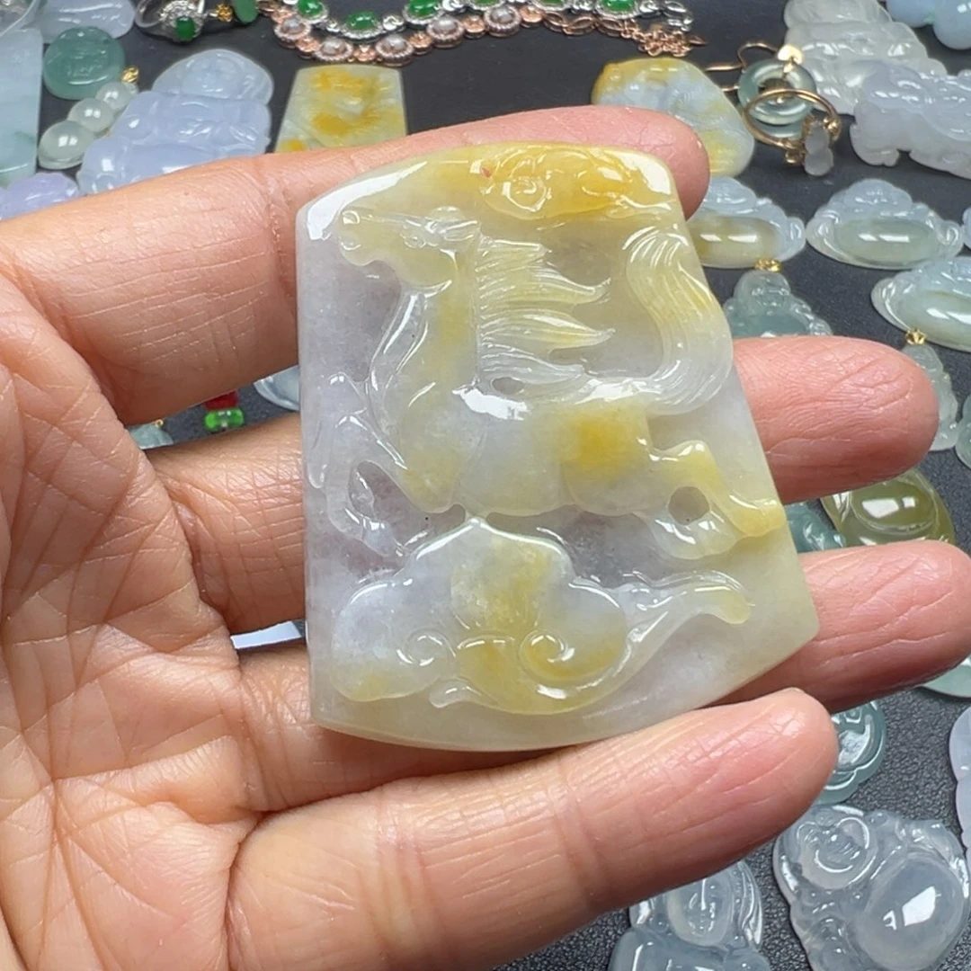 翡翠未镶嵌颈饰马牌