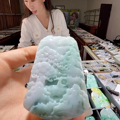 翡翠未镶嵌颈饰一个