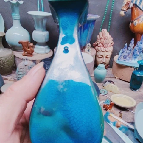 摆件瓷器中有许多精美图案装饰