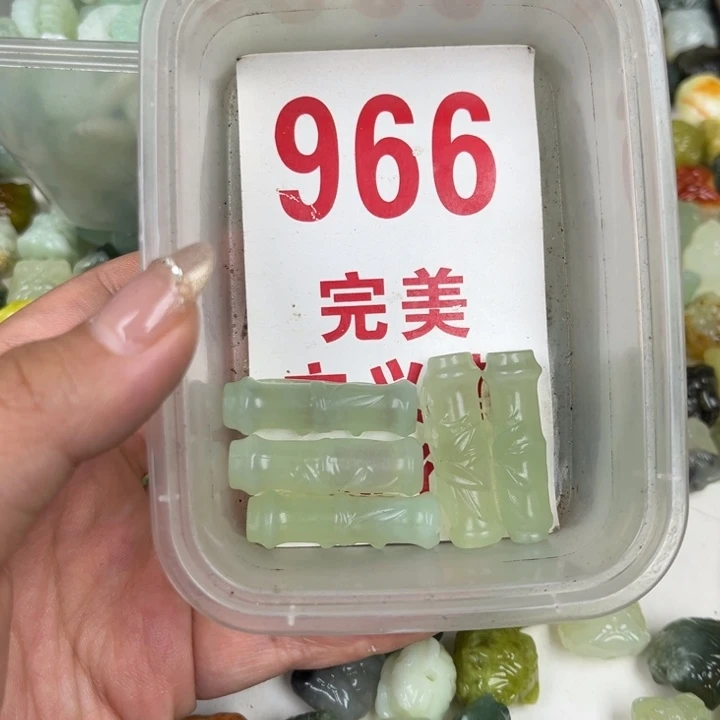 蛇纹石玉足银镀金镶嵌颈饰