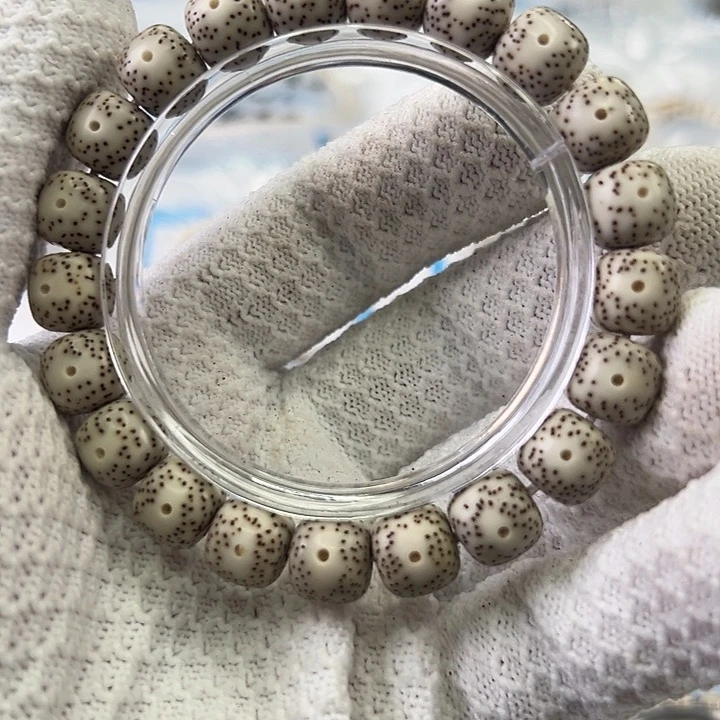 星月菩提吊坠H石玉料11*10。单圈大眼睛