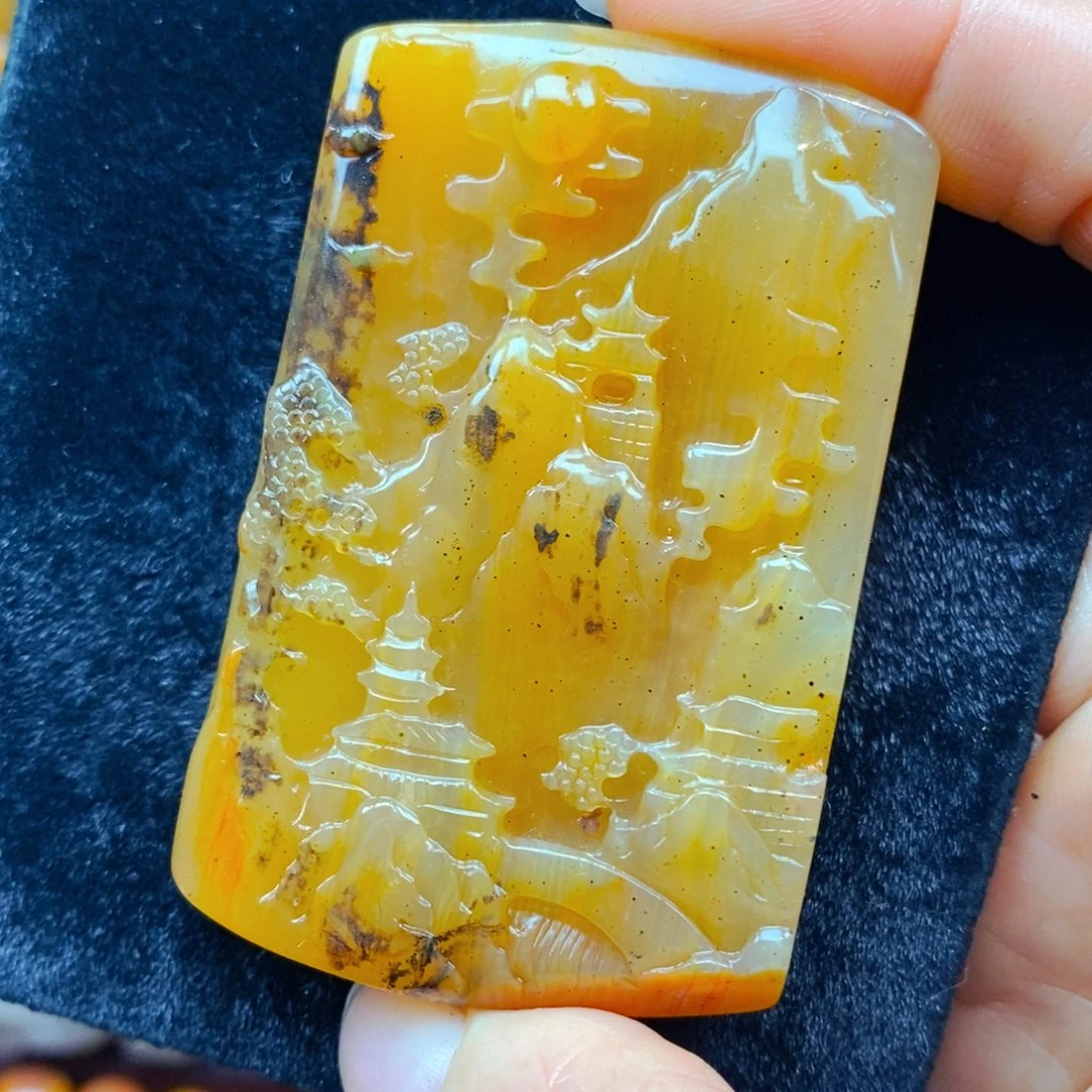 未镶嵌石英质玉（黄龙玉）颈饰
