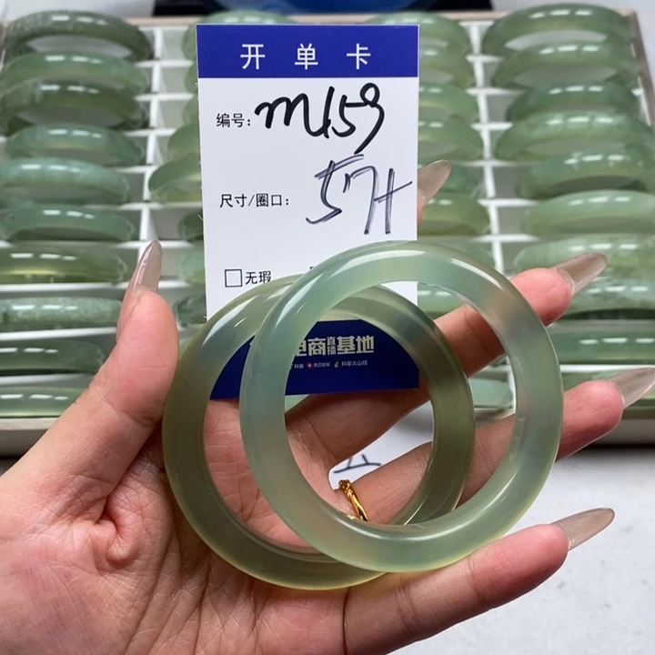 蛇纹石玉手镯未镶嵌重****花