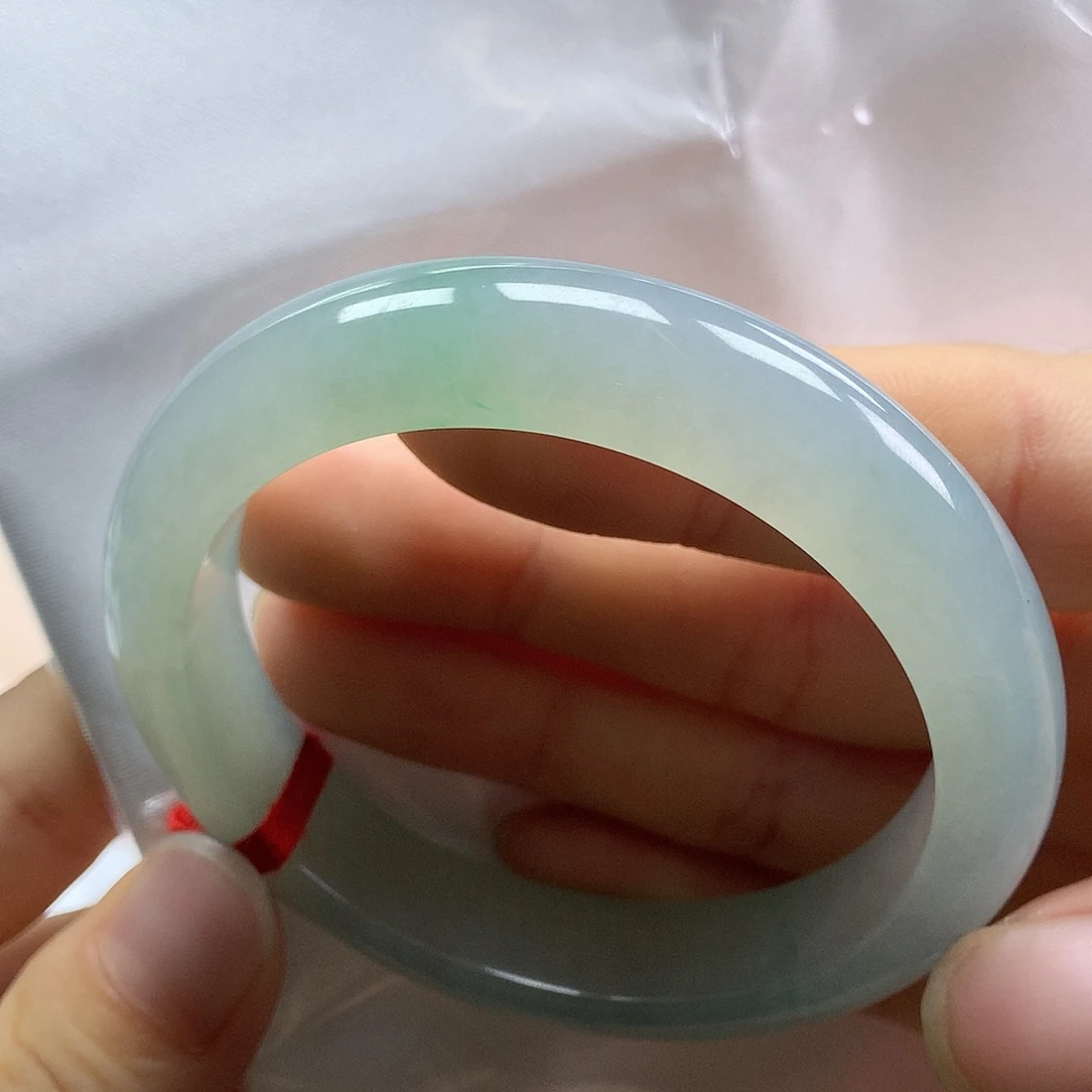 翡翠手镯未镶嵌翡翠