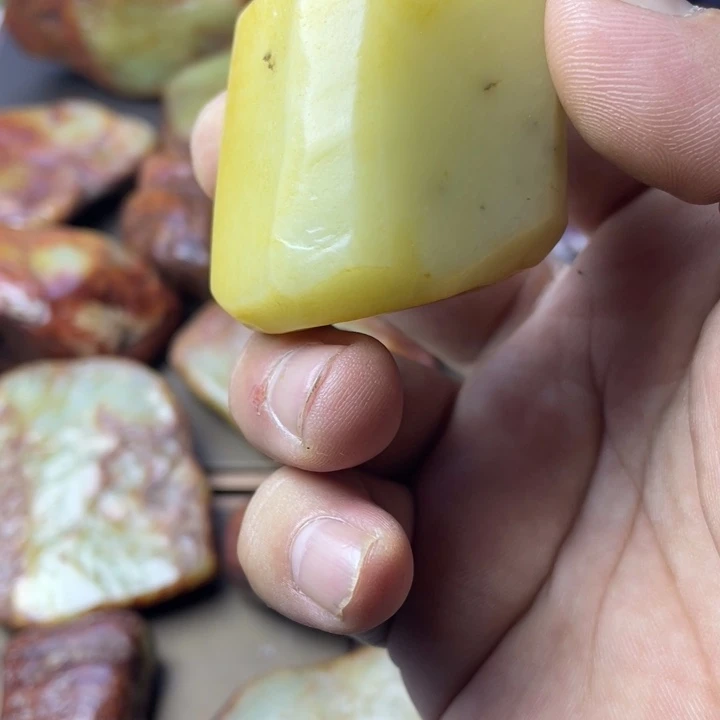 颈饰未镶嵌岫岩老玉（透闪石质玉）