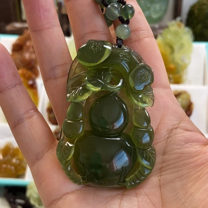 蛇纹石玉颈饰未镶嵌