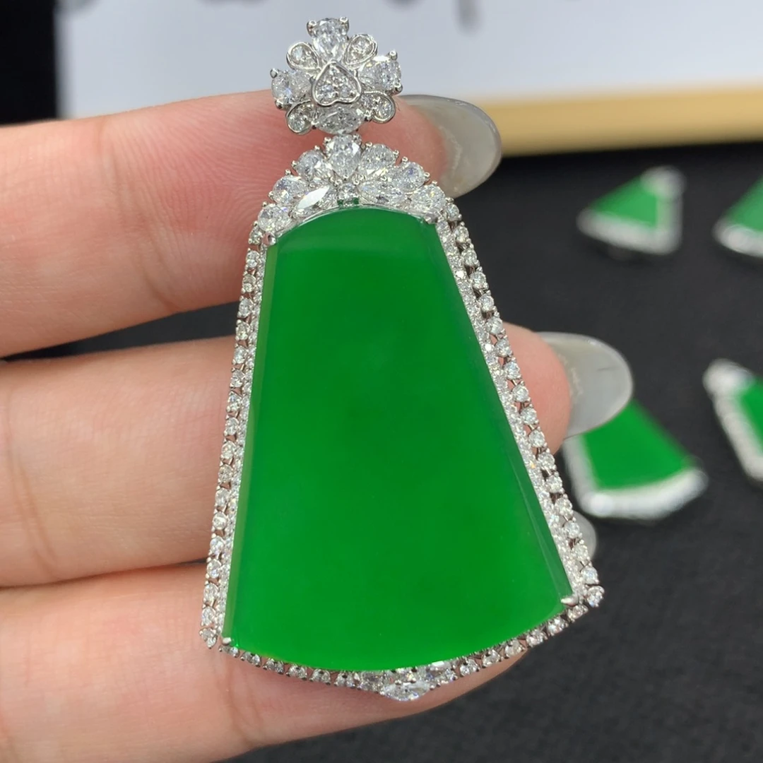 翡翠18K金镶嵌颈饰无事牌