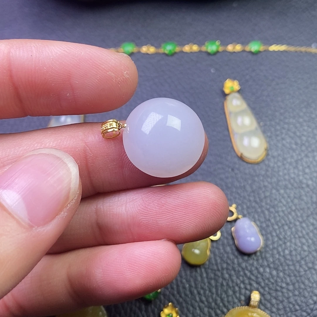 颈饰18K金镶嵌翡翠