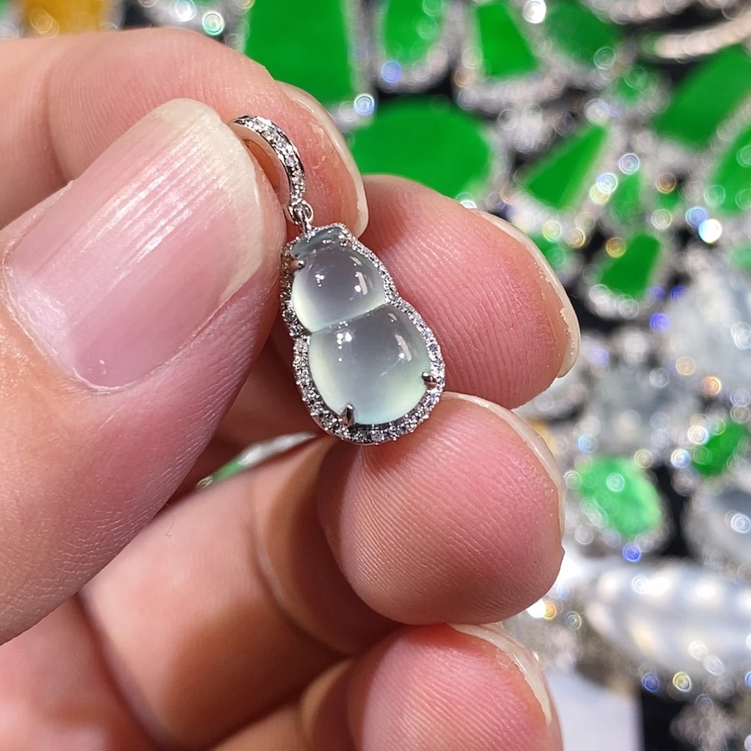 翡翠18K金镶嵌颈饰葫芦